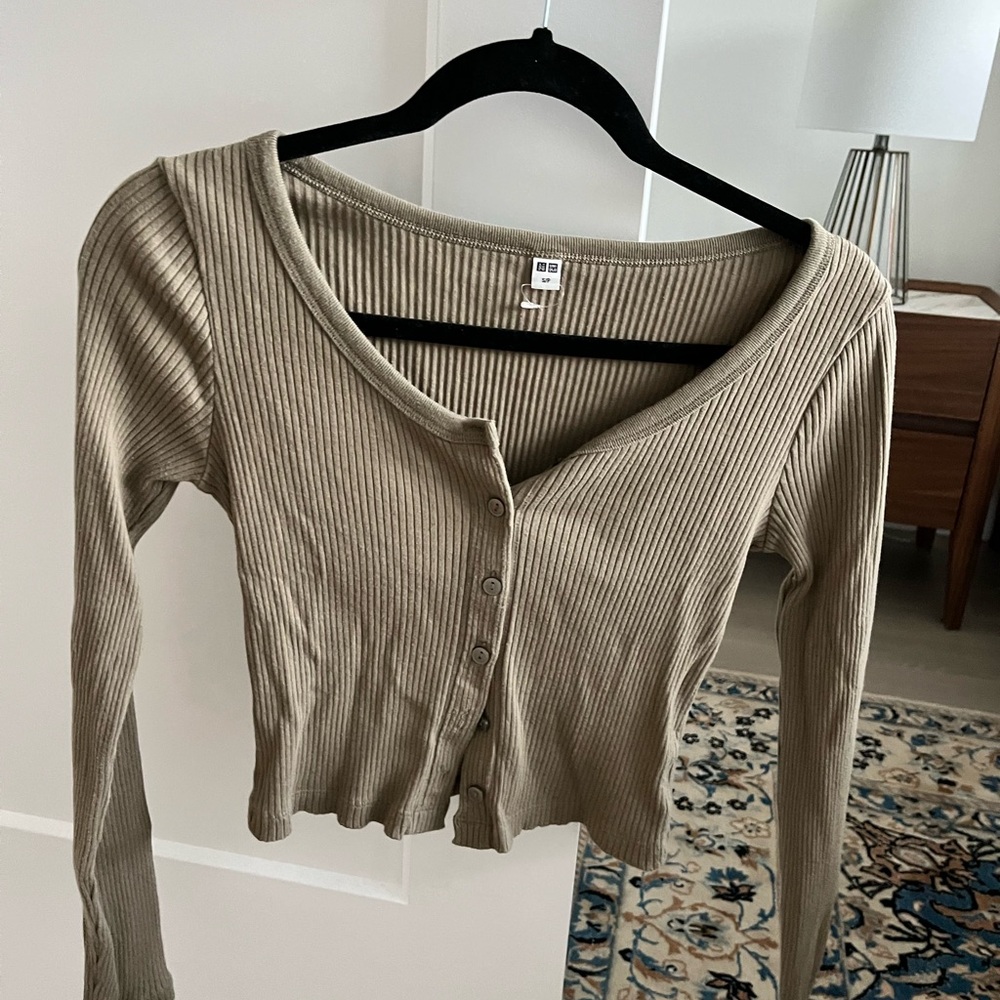 Uniqlo buttoned top